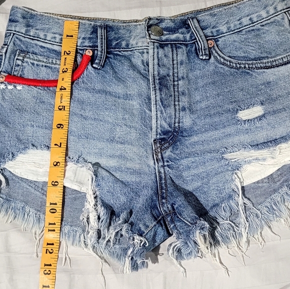 Free People We The Free Embroidered Distressed Printed Jean Shorts Size 25 - Picture 7 of 9